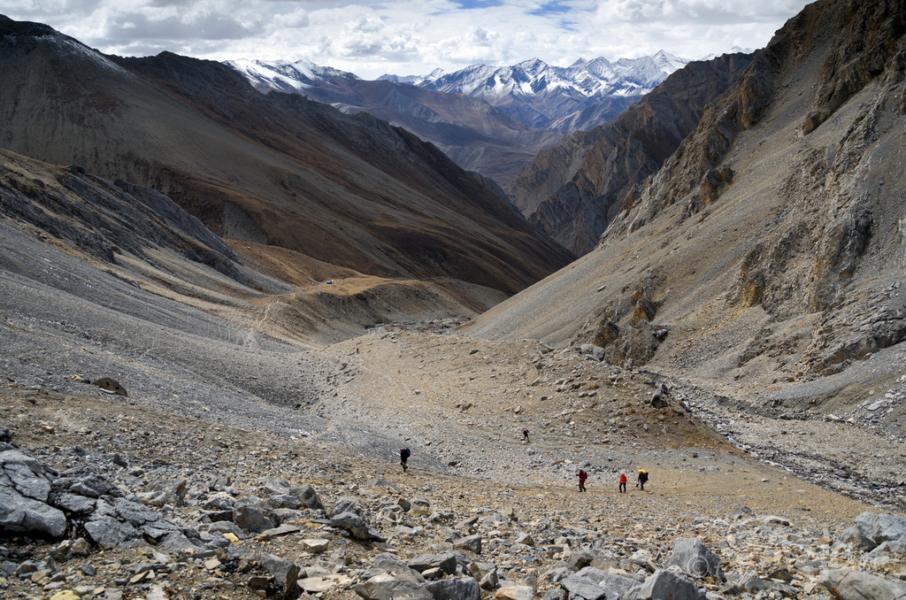 Dzień 17: Widok z podejścia na przełęcz Jhyarkoi La w kierunku doliny Tarap